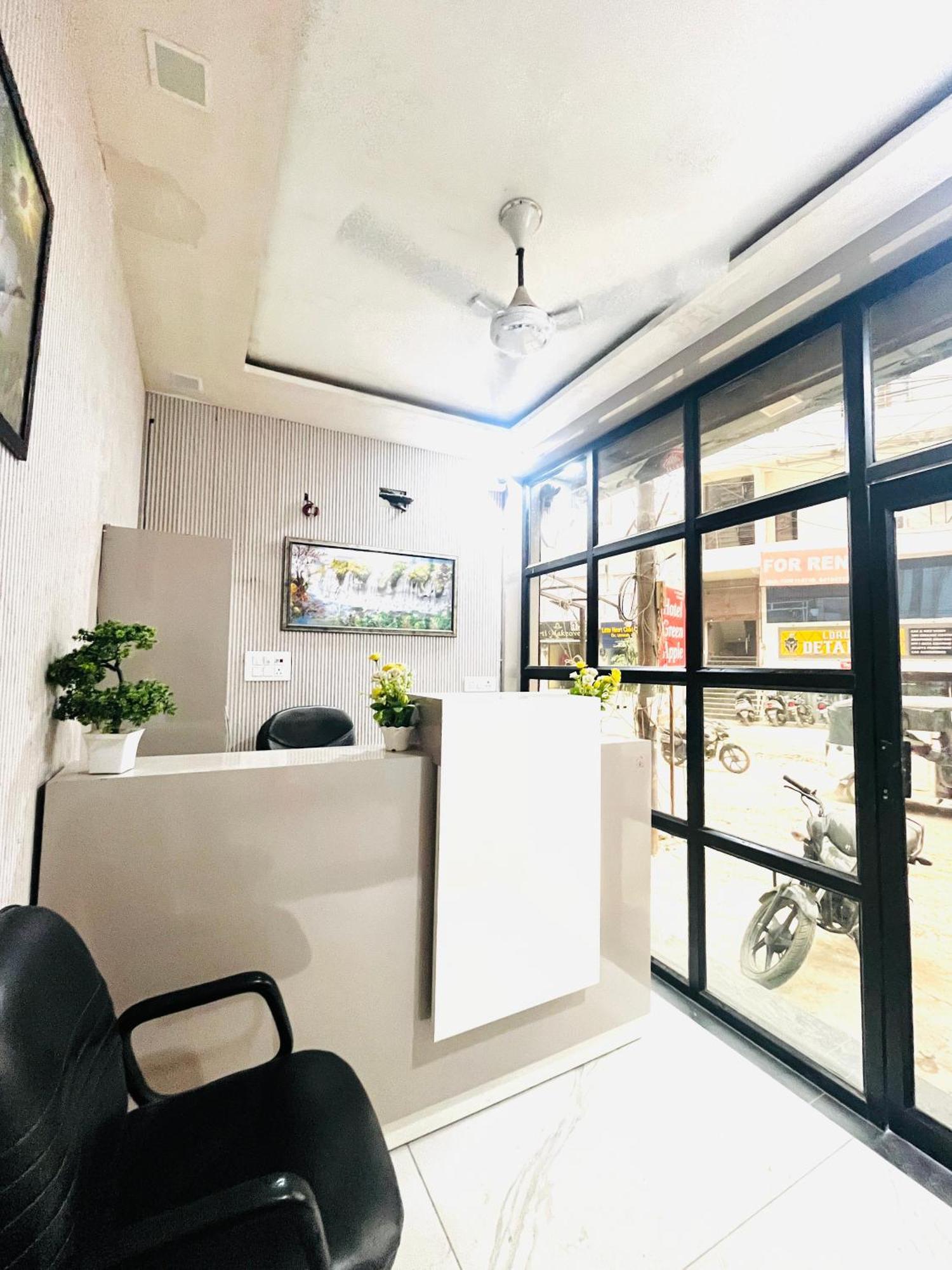 Hotel Green Apple 바레일리 외부 사진